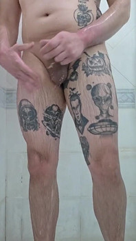 Cworn a fost prins masturbându-se în duș