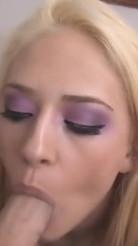 Blonda țâțoasă își face de lucru cu o pulă mică