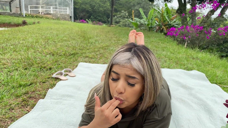 Naty Delgado: Picnic day! I fuck my tight wet pussy with a...