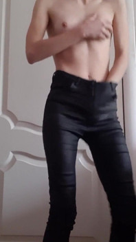 La ragazza magra si masturba in pantaloni di pelle