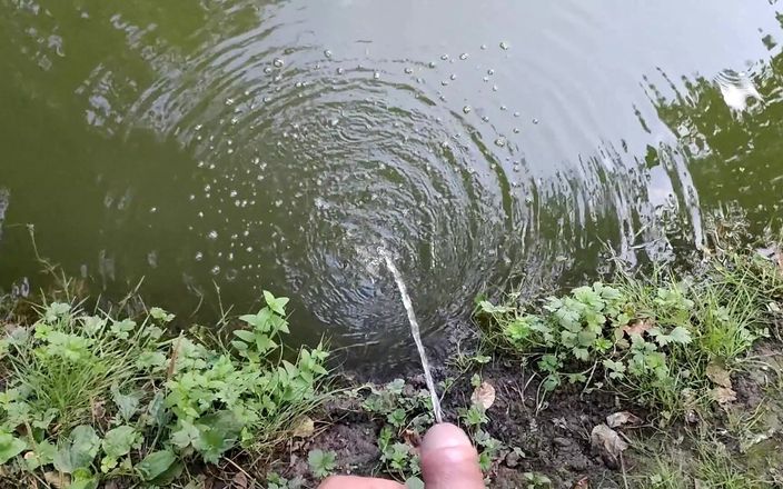 Idmir Sugary: Langes pissen ins wasser lässt wasser sprudeln