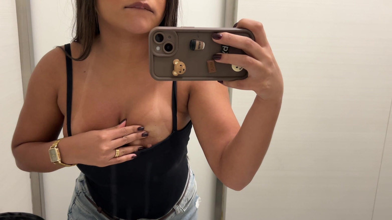 AngelNovinha: Casada se masturba em um lugar público, em um lugar...