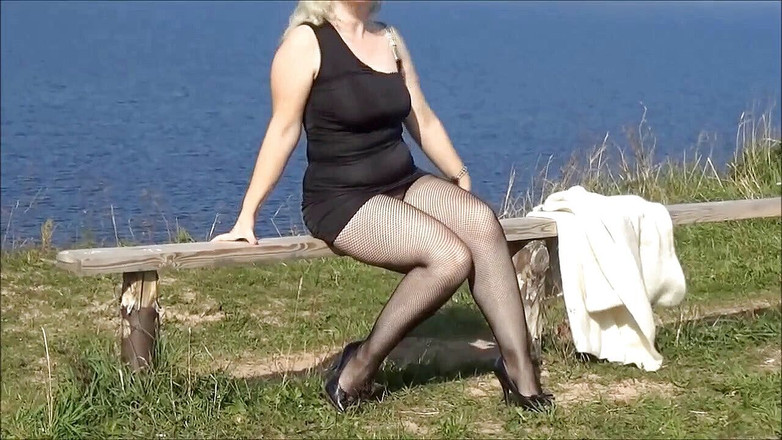 Nylon-Heels: ミニドレスを着たセクシーな女の子(フルバージョン)