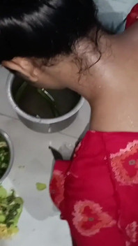 Yenge ji üvey erkek kardeşinin penisini salladı ve boşalıyor