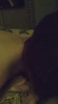Nahá manželka v motelu s trans zrzkou Zadek: kouří kundičku a bere sperma do zadku