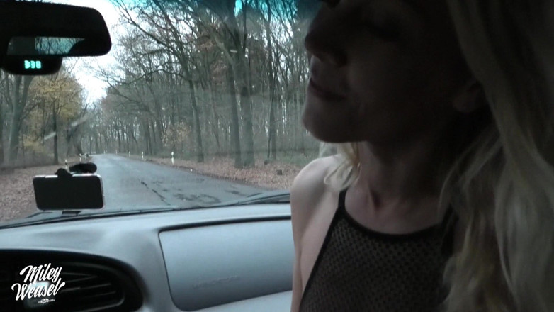 Miley Weasel: सुनहरे बालों वाली शौकिया Miley weasel की कार में जोखिम भरी सार्वजनिक चुदाई