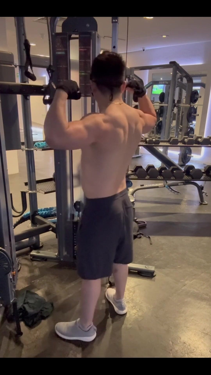 barenakedboy: Думаю, всі тренажерні зали повинні доручити працювати оголеною