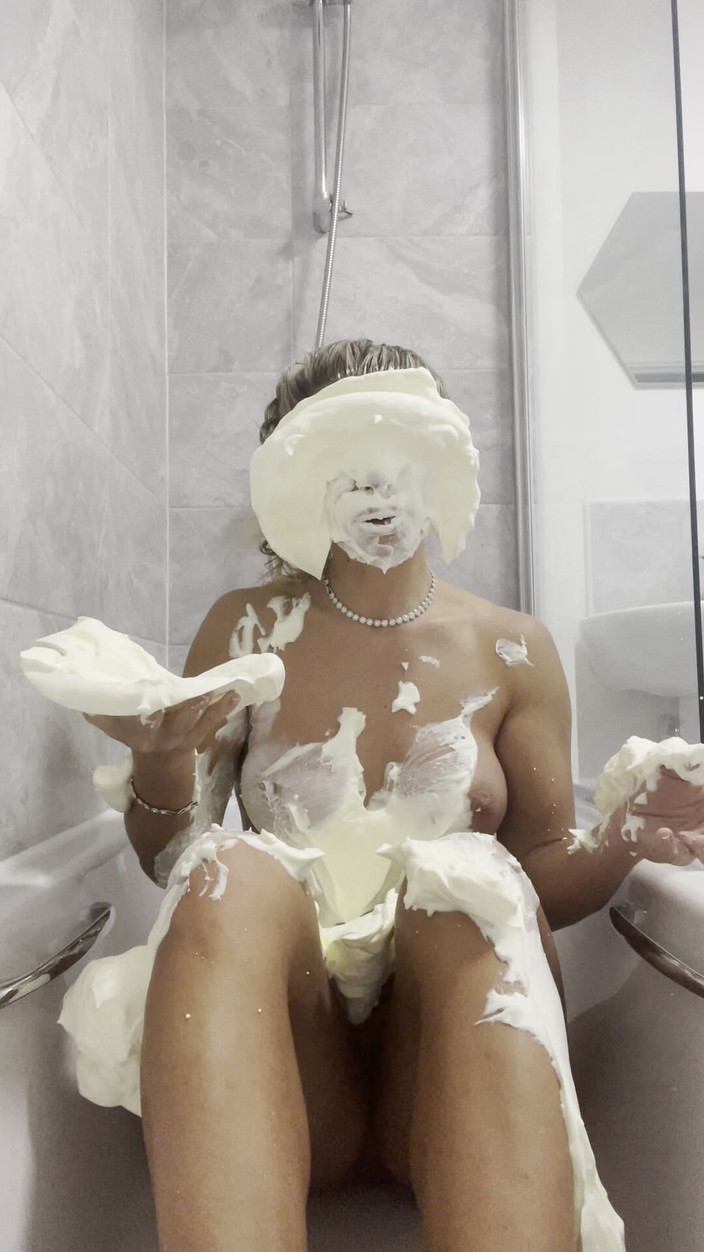 CALLIE ROKS: Torte sul viso nudo nel bagno