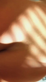 Blake Riley chevauche une bite bien dure avant de se faire baiser en levrette