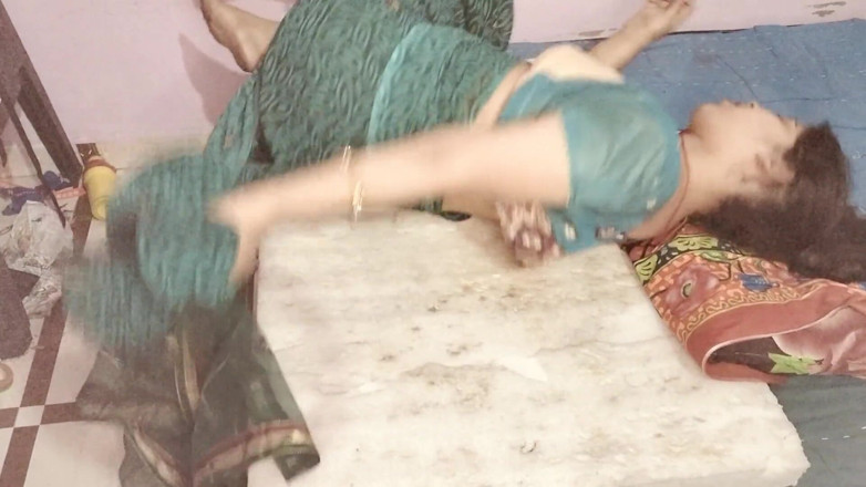 Mamta Bharti: Sexy vrouw is wanhopig op zoek naar hardcore-seks