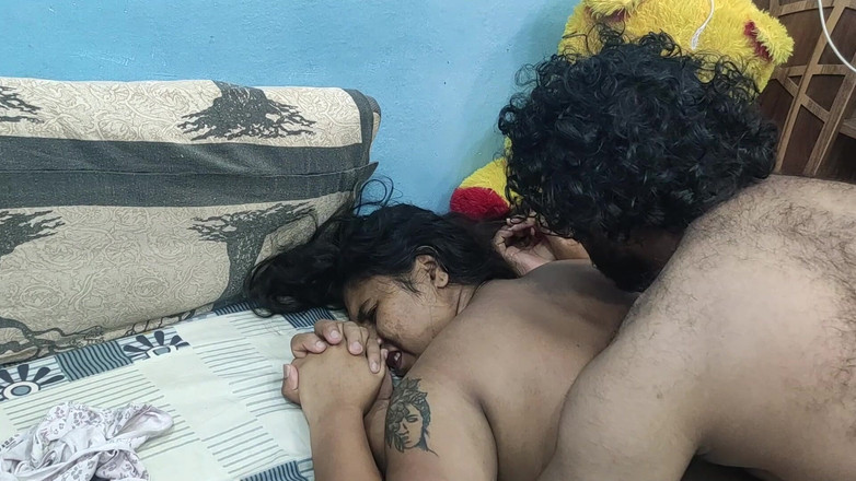 Vaigavarun45: Malezyalı evli kadın sert seks yaparken kocasıyla eğleniyor