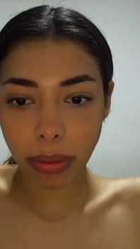 Latina Aux Gros Seins Est Uan Et Est Dans Sa Chambre Avec Sa Caméra En Direct
