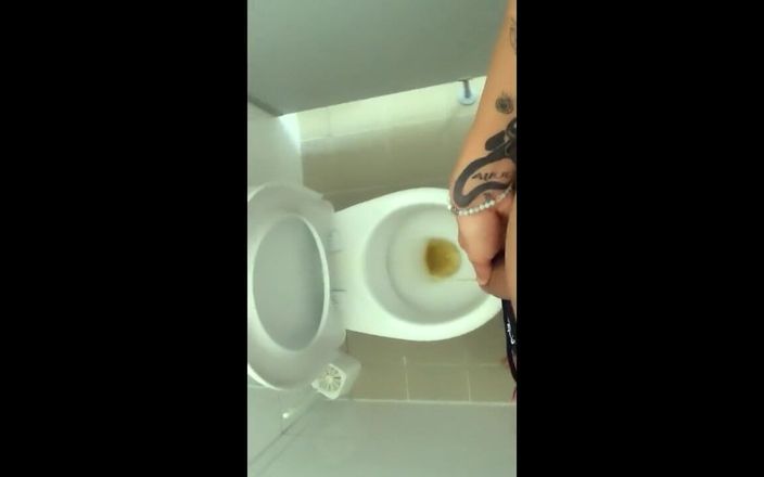 Idmir Sugary: Twink tatuat se pișă în waterpark toaletă umplută cu pișat