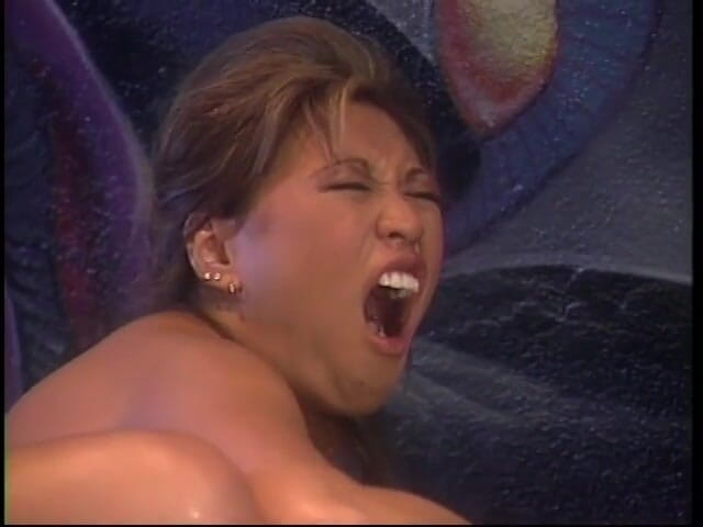 Asian Club: Un mec buff perce et facialise une salope sexy dehors...