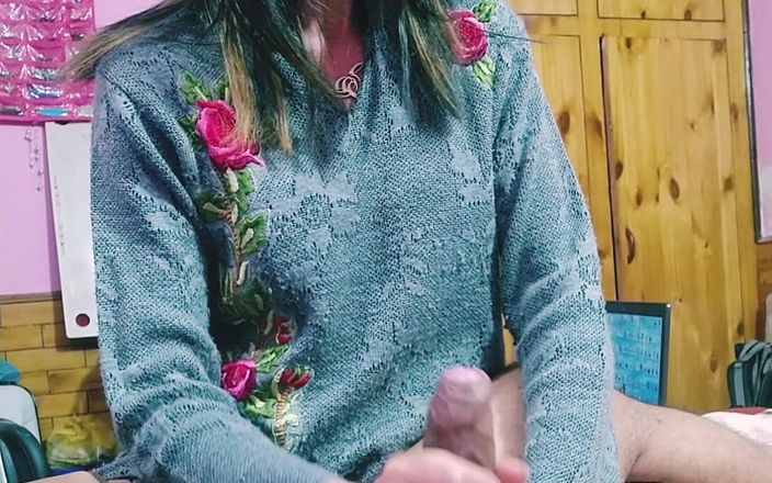 Bolly Karma: Bellezza di mamma super eccitante con mani perfette