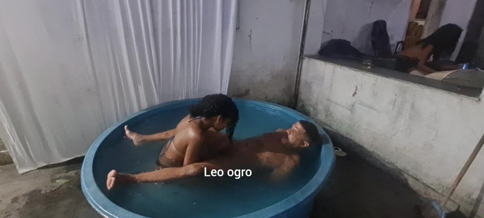 LeoOgro: 물혈 여성 밀레나 리오스와의 수영장에서의 섹스