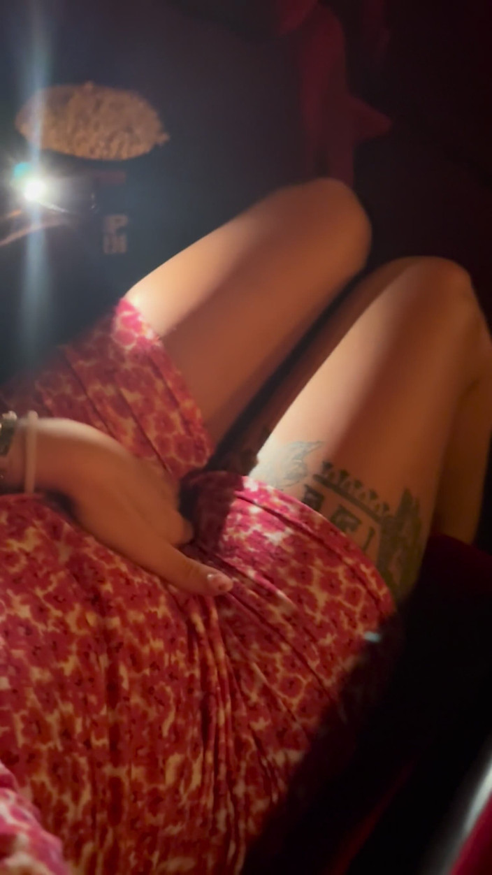 MollyLollyG: Italian Webcam Star Blonde 18 se masturbează în cinema și ejaculează în toaletă