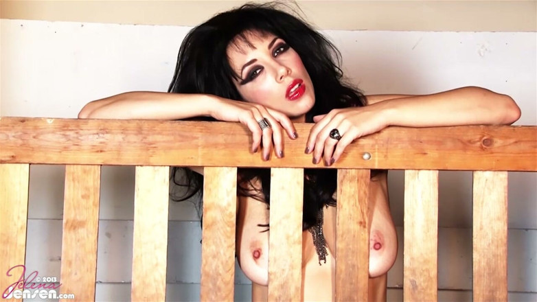 Jelena Jensen: Țâțoasă Jelena Jensen în plasă crotchless și cizme!