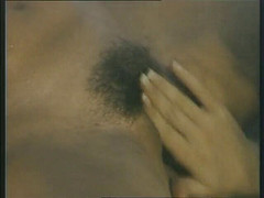 Naughty Girls: Hnědovlasá kráska líže kundičku své kamarádky venku