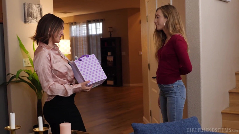 Girlfriends Films: Krissy Lynn verschlingt ihren anwalt, nachdem er einen scheidungsfall gewonnen...