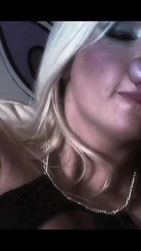 Azgın sarışın orta yaşlı seksi kadın kontrolü alıyor ve yoğun bir tutkuyla biniyor