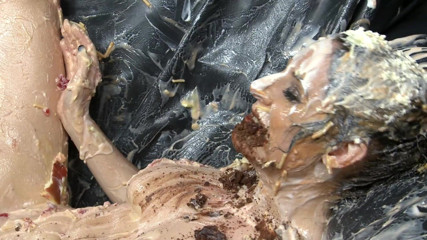 Thot Factory: Le ninfomani tettone e arrapate hanno un feticcio al cibo