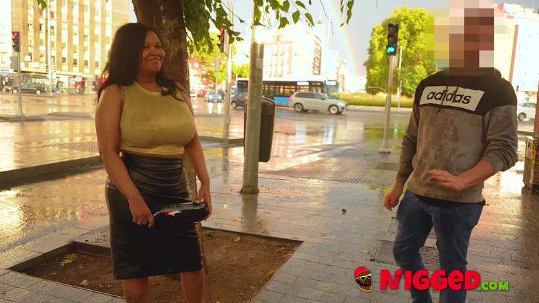 FAKings Black Fix: Zeița Neagră Cu Sâni Uriași Pescuiește Penisuri Albe Pe Stradă....