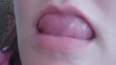 Sexy Amateurz: Ella está mostrando su bonita lengua en primer plano