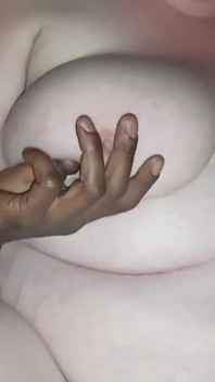 YoungEnglishBBW vuốt ve bbc nata4sex và bạn của anh ấy trong khi bú núm vú của tôi