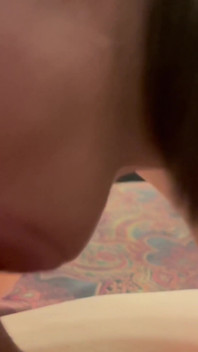 Reife milf reibt ihre schlaffen möpse auf seinen beinen und lutscht das sperma aus ihm und schluckt!