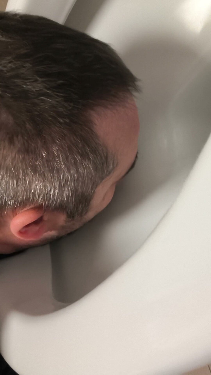 LeccaCessi: Lamiéndose el baño público (18/10/26)