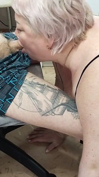 Después de una mamada, me corro en las tetas de mi suegra
