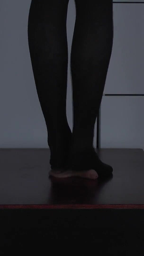 Sadurnus: The Slave's Orgasm Under Mistress Cleo's Stocking Feet