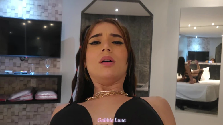 Gabbie Luna: Аиииии я обоссался и выставил свою задницу от принятия такого большого члена