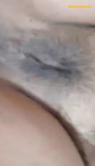 ModernBeauty: Desi zralá dívka ukazuje svá krásná prsa a kundičku, zatímco...