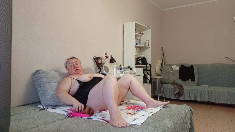 Zona901: Komşu oyuncaklarla amına mastürbasyon yapıyor ve büyük sert yarak hayal...