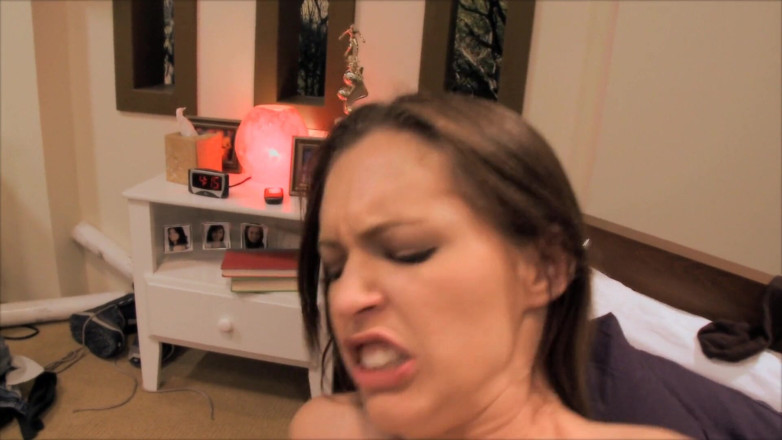 Babe Stars: Hengst liebt es, MILFs riesige titten auf dem Sofa zu...