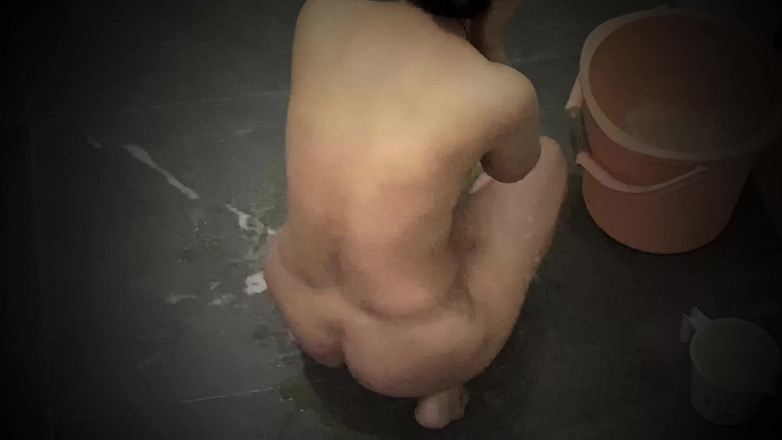 Desifilmy45: Video diperbuat daripada adik tiri mandi di bilik air
