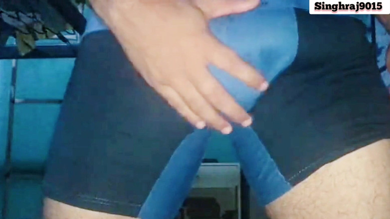 Young Master: 옴 알몸의 인도 소년에게 자지 자위를 보여줘