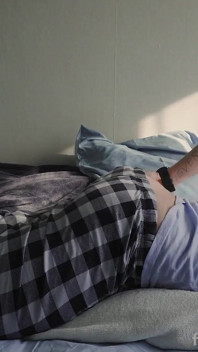 Guapa Femboy fuertes gemidos vienen del dormitorio, él imaginando follar tu agujero apretado