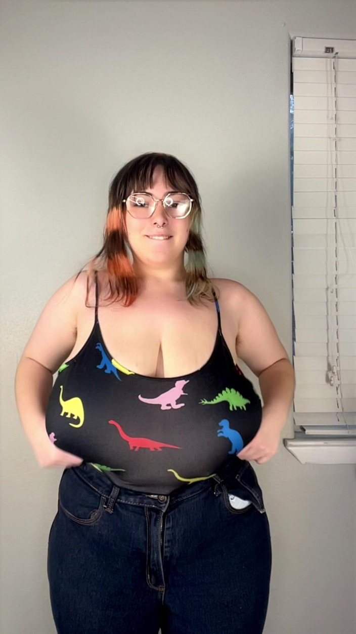 Mushroombitchx: MILF bertetek besar melompat ke sekeliling