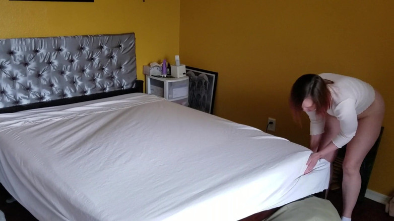 Aurora Willows: Das bett machen .. kein höschen auf blonder rolle