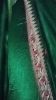 India gay crossdresser Gaurisissy en sari verde presionando sus grandes tetas y dedeándose en su culo