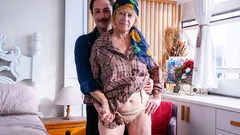 Första grov anal med en ful mormor