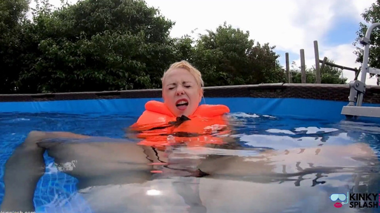 UKCuteGirl Lucy Lauren: Life Jacket Vibe Play di kolam