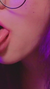 บลูว์จ็อบใกล้ๆ ดูฉันเย็ดปากเธอด้วยปากฉันสิ