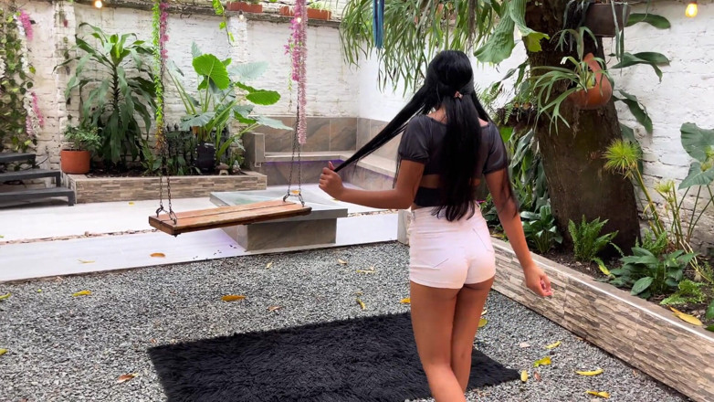 LissaWiild: Sexy latina juega en el patio de su casa