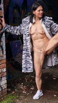 Al aire libre desnudo, enorme y meando