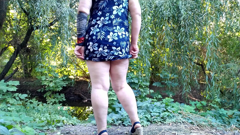 Elena: Spreading my huge ass hard and pissing in outdoors.