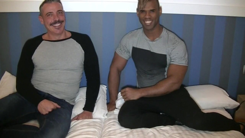 Gaybareback: Seksowny koleś używany przez top heban dominujący z ogromnym kutasem...